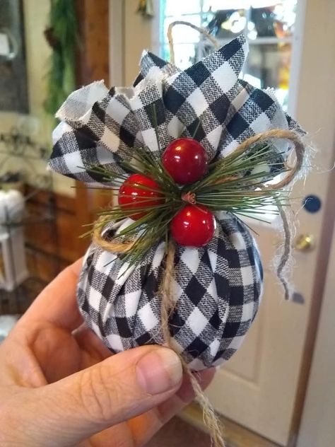 Ornament Natal Country, Jul Diy, Dollar Tree Christmas Decor, Plaid Christmas Decor, Country Christmas Decorations, Christmas Ornaments Homemade, Christmas Decorations Rustic, Farmhouse Christmas Decor, Christmas Ornament Crafts