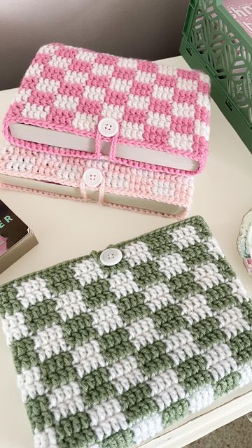 Cover Books, Crochet Ipad Cover, Crochet Laptop Sleeve, Crochet Checkered, Crochet Book Cover, Crochet Case, Book Cover Diy, Sac Diy, Book Pouch