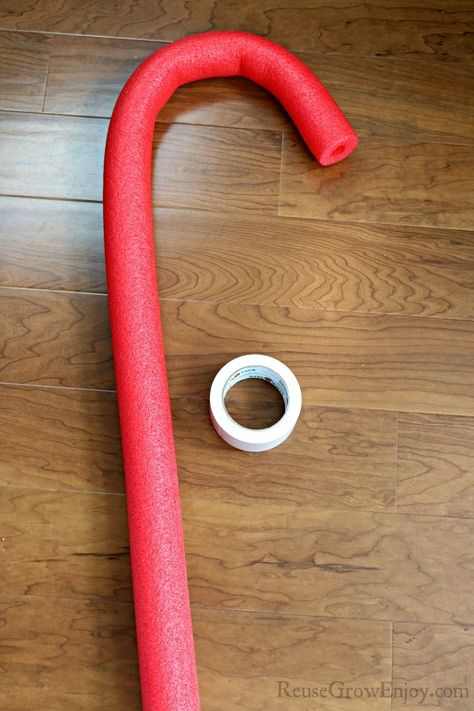 Wanting to add a touch of winter wonderland to your home or maybe having a kids candy themed party? Check out this DIY giant candy cane from a pool noodle! Diy Giant Candy, Decoracion Navidad Diy, Giant Candy Cane, Candy Themed Party, Canes Decor, Candy Cane Decorations, Candy Land Christmas Decorations Outdoor, Candy Land Christmas Decorations Diy, Giant Candy