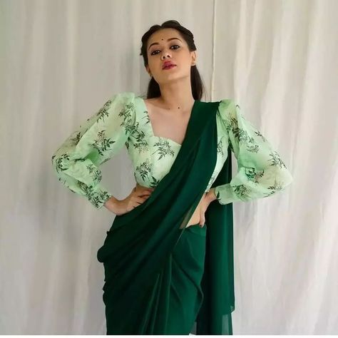 Trendy Saree Look For Wedding, Blouse Designs Latest For Farewell, Blouse Ideas For Farewell, Blouse Design For Farewell, Blouse Designs For Farewell, Saree For Girls Farewell College, Western Sarees Fashion, Farewell Blouse Design, Long Sleeve Saree Blouse Designs