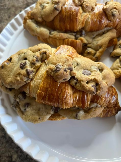 Cookies With Toppings, Cookie Dough Croissant, Crossaint Cookie, Cookie Croissants, Cafe Food Ideas, Aesthetic Baked Goods, Cookie Croissant, Croissant Cookie, Chocolatechip Cookies