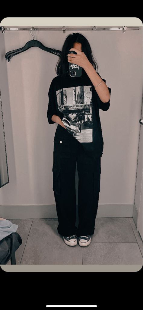 Casual Outfits Oversized Tshirt, Cool Oversized Outfits, Oversized Tshirt And Pants Outfit Women, Trendy Oversized Outfits, Baggy Outfit Woman Aesthetic, Oversized T Shirt For Women, Baggy Black Clothes Aesthetic, Black Baggy Outfit Aesthetic, Oversize Clothes Aesthetic