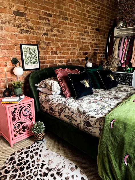 Maximalist Bedroom Apartment, Pink Black And Green Bedroom, Old World Eclectic Decor, Pink Green Black Aesthetic, Colorful Vintage Home, Pink And Dark Green Bedroom, Emerald And Pink Bedroom, Maximalist Boho Bedroom, Green Velvet Bedroom Ideas