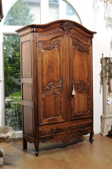 Wardrobe Antique Vintage, Ornate Wardrobe, Vintage Wardrobe Furniture, Vintage Wardrobe Closet, Wooden Wardrobe Ideas, Brown Wood Bedroom, Antique Wooden Furniture, Natural Wardrobe, Vintage Cupboards