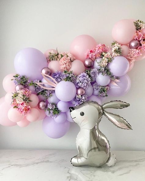 Bunny Theme Decorations, Bunny Balloon Garland, Easter Balloon Arrangement, Floral Balloon Decor, Unique Balloon Garland, Unique Balloon Decorations, Easter Balloons Ideas, Easter Balloon Bouquet, Bunny Balloon Arch