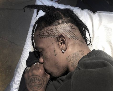 Travis Scott's tribal style head tattoo. Travis Scott Tattoo, Best Celebrity Tattoos, Small Tattoo Placement, Sunflower Tattoo Small, Tattoo Video, Throat Tattoo, Head Tattoo, Small Tattoos With Meaning, Scott Campbell