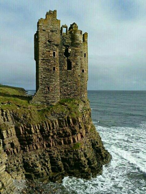 Fortaleza, Scottish Castles Highlands, Keiss Castle, Highlands Castle, Abandoned Mansion For Sale, Hohenzollern Castle, Bodiam Castle, British Castles, Beautiful Ruins