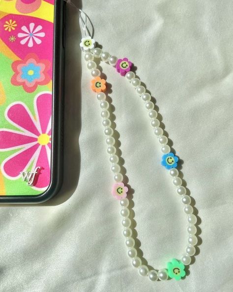 summer phone chains >>☀️😻🌟 comment your favourite one 🤭 dm to enquire about more details 💌 #beads #beadedjewelry #summeraccessories #theartfulpoise #handmade Fimo, Shoe Lacing Techniques, Pulseras Kandi, Phone Chains, Summer Phone, Preppy Bracelets, Crystal Bead Jewelry, Beaded Necklace Designs, Bead Charms Diy