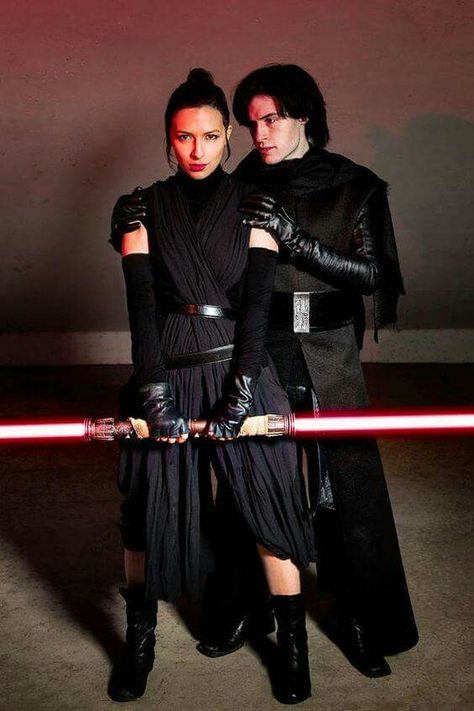 Dark side Rey Star Wars Couple Costume, Ren Cosplay, Anime Festival, Star Wars Outfit, Disfraz Star Wars, Rey Costume, Rey Cosplay, Star Wars Couples, Sith Lords