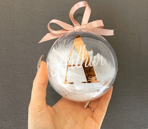 Clear Christmas Ornaments, Diy Christmas Gifts For Family, Idee Cricut, Personalised Bauble, Personalised Christmas Baubles, Silver Christmas, Diy Weihnachten, Personalised Christmas, Xmas Ornaments