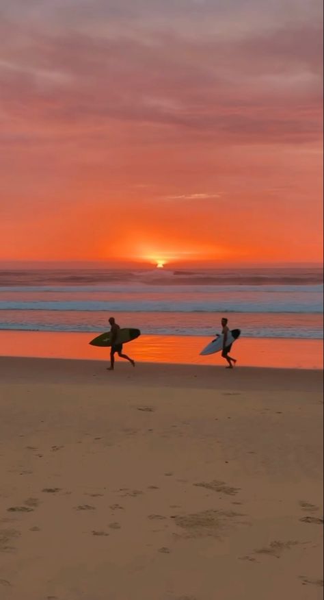 Surfing Backgrounds Iphone, Surfing Vibes Aesthetic, Orange Surfboard Aesthetic, Surf Board Background, Sunset Surf Aesthetic, Surfer Wallpaper Aesthetic, Hawaii Sunset Aesthetic, Aesthetic Surf Wallpaper, Surf Life Aesthetic
