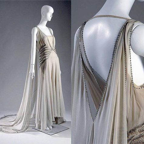 Court presentation gown by Madeleinne Vionnet, ca 1938 Dresses With Draping, Look Gatsby, Istoria Modei, Madeleine Vionnet, 1930 Fashion, Satin Evening Gown, Elsa Schiaparelli, 30s Fashion, 20th Century Fashion