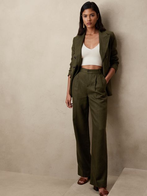 Professional Trousers Women, Pleated High Waisted Pants, Classic Office Style Women, Wedding Guest Attire Pants Women, High Waist Pants And Crop Top, Styling Aritzia Effortless Pant, Summer Work Outfits Formal, Stone Color Pants Outfit, Street Business Style