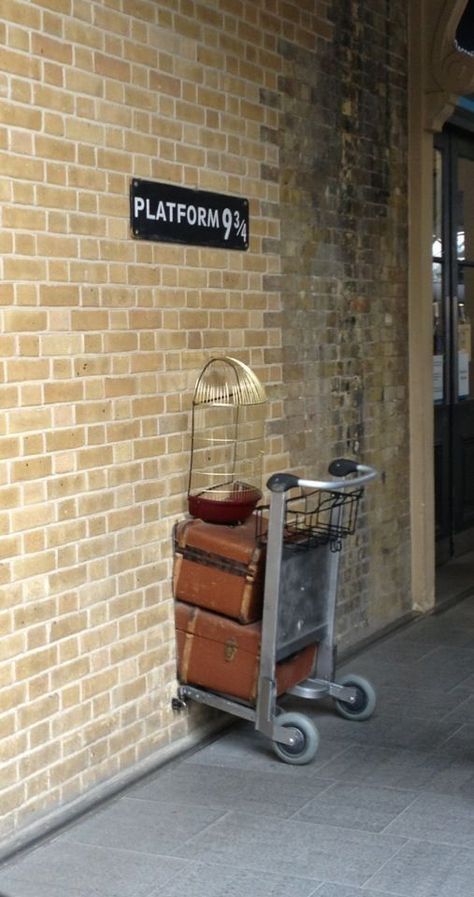 Visit Platform 9 3/4 at Kings Cross Station (London) Platform 9 3/4, Harry Potter In London, Platform 9 3/4 Sign, Harry Potter London, The Hogwarts Express, 4 King, Stile Harry Potter, Kings Cross Station, Festa Harry Potter