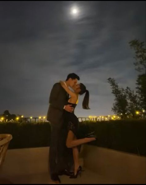 Prom Pictures, Ariana Grande And Dalton Gomez, Dalton Gomez, Ariana Grande Boyfriend, Kiss On The Cheek, Dangerous Woman Tour, Ariana Grande Gif, Classy Couple, Ariana Grande Photos