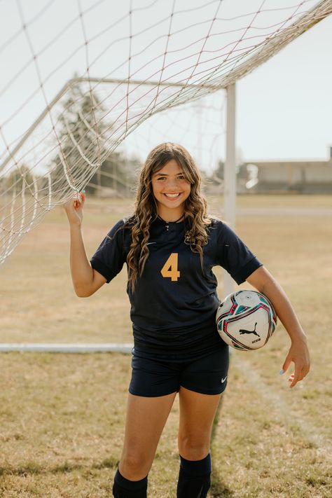 Handball, Sports Photography Poses, Senior Soccer Poses, Soccer Senior Photos, Soccer Photography Poses, Soccer Team Pictures, Soccer Senior Pictures, Soccer Team Photos, Soccer Shoot