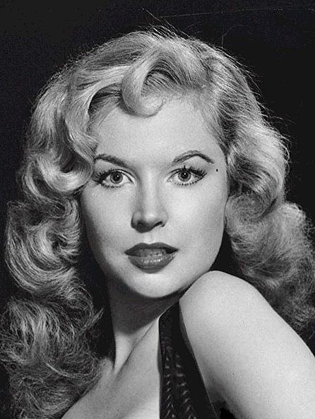 Betty Brosmer (born August 2nd 1935), a popular American commercial model and pin-up girl during the 1950s. Betty later became known by her married name Betty Weider, as a bodybuilder and physical fitness expert. Retro Hairstyles, Betty Brosmer, Jane Wyman, Kelly Lebrock, Vintage Photo Prints, Photo C, Beautiful Women Over 50, Old Hollywood Stars, Gorgeous Blonde