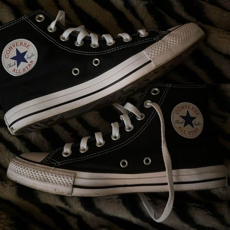 High Top Black And White Converse // Barely Worn // Brand New Look // No Creases Or Damage!! Converse Shoes High Top, Converse Aesthetic, Black And White Converse, Custom Sneakers Diy, Big Hoodies, Outfit Inspo Casual, Crochet Clothing And Accessories, Black Converse, Converse Black