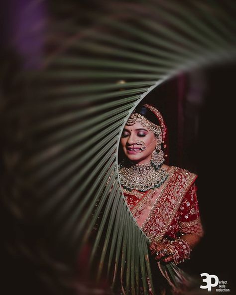 Only Bride Poses, Creative Bride Photography, Bridal Pose Ideas, Indian Bride Poses Portraits, Bridal Mirror Pictures, Creative Wedding Photography Indian, Brid Pose, Bridal Photography Poses Indian, Bride Photoshoot Poses Indian