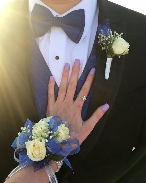 White Corsage Prom, Prom Corsage Blue, Prom Corsage White, Black Corsage, Prom Flowers Corsage, Blue Corsage, White Corsage, Blue Boutonniere, Floral Corsage