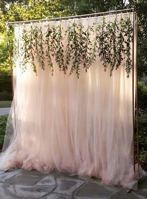 Simple Rustic Wedding Decorations Indoor, Photoboth Mariage, Ceremony Decorations Outdoor, Wedding Ceremony Decorations Outdoor, Photo Booth Backdrop Wedding, Idee Babyshower, Booth Backdrops, Wedding Ceremony Backdrop, Diy Photo Booth