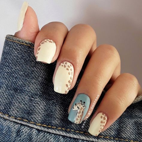 Short Animal Nails, Zoo Themed Nails, Giraffe Nails Designs, Safari Nail Ideas, Jungle Theme Nails, Nails Giraffe, Africa Nail Art, Safari Nails Designs, Jungle Nails Design