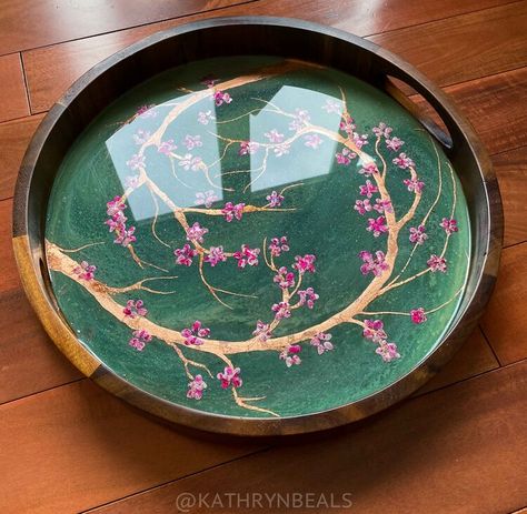 Round Resin Art, Resin Trays Ideas, Tray Painting Ideas, Resin Wooden Tray, Wood Serving Trays, Round Wooden Tray, Resin Clock, Embroidery Monogram Fonts, Resin Crafts Tutorial
