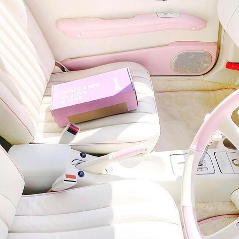 by: LAURYN BOSSTICK (@theskinnyconfidential) • Instagram photos and videos Lauryn Bosstick, Pink Car Interior, Kawaii Car, Pink Car Accessories, Hello Kitty Car, Girly Car Accessories, Inside Car, Kitty Clothes, Cool Car Accessories