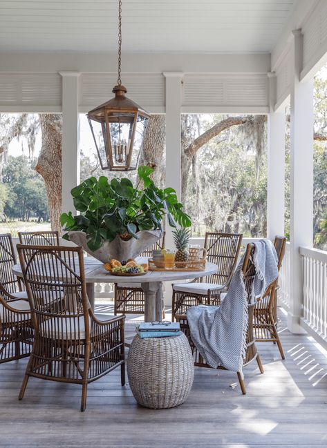 Country Interior, Southern Living Idea House, Low Country Homes, Southern Cottage, Built In Bunks, Southern Living Homes, House Blend, Beautiful Water, Living Room Ceiling