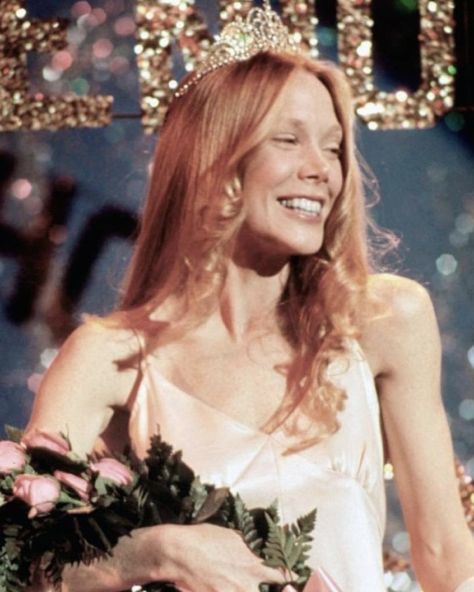 Carrie Icons 1976, Carrie White Prom Dress, Carry White Costume, Carrie Aesthetic 1976, Carrie Pfp, Carrie 1976 Aesthetic, Carrie White 1976, Carrie White Fanart, Carrie White Aesthetic