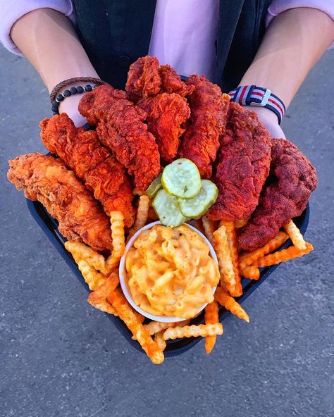 Food & Travel With Hugh Harper on Instagram: “‼️CONGRATS TO @valeriehuynh FOR WINNING THE $50 GIFT CARD GIVEAWAY TO DAVE’S HOT CHICKEN‼️ GIFT CARD RULES: 1️⃣ Follow @hungryhugh &…” Essen, Hot Chicken Recipe, Spicy Chicken Sandwiches, Food Therapy, Junk Food Snacks, Food Babe, Yummy Comfort Food, Hot Chicken, Food Recepie