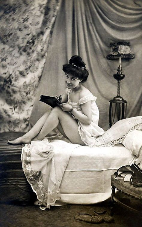 28 Cool Vintage Pics That Show What Saucy Victorian Ladies Looked Like ~ vintage everyday Vintage Brothel Photos, Old Victorian Pictures, Victorian Photography Weird, Victorian Seance Aesthetic, Victorian Brothel Aesthetic, Victorian Women Aesthetic, Victorian Portraits Woman, Vintage Woman Photography, Victorian Woman Aesthetic