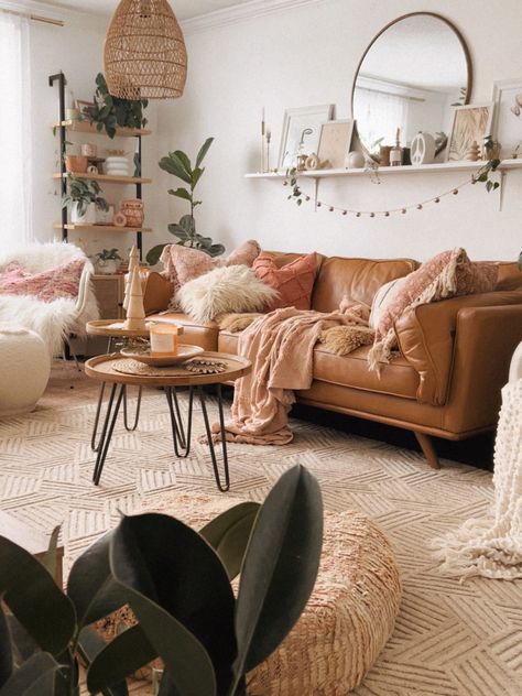 Boho Couch Pillows Living Rooms, Cozy Feminine Living Room, Hobo Living Room, Feminine Boho Style, Candles Cozy, Cozy Boho Living Room, Feminine Living Room, Holiday Living Room, Tree Candles