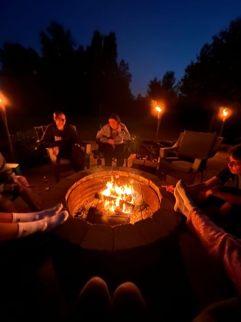 Campfire Sitting Area, Friends Campfire Aesthetic, Fire Pit Backyard Aesthetic, Fire Pit Night Friends, Fire Pit Pictures With Friends, Fire Pit Hangout, Smores Outside Fire Pits, Friends Around Campfire, Aesthetic Bonfire Pictures