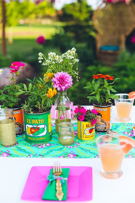 Margarita Table Party Ideas, Chic Mexican Fiesta, Mexican Hens Party, Chic Fiesta Theme Party, Taco And Margarita Party, Mexican Garden Party, Hacienda Party Theme, Chic Mexican Party, Classy Mexican Theme Party