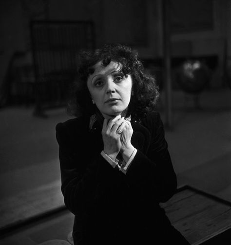 Edith Piaf by Emile Savitry, 1950 Classic Singers, French Singers, 1950s Music, 50s Music, Edith Piaf, Celebrities Then And Now, Anais Nin, French Photographers, Amazing Travel Destinations