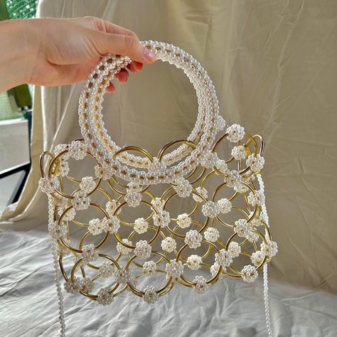 Carteras Aesthetic, Pleasure Principle, Hand Beaded Bag, Beaded Things, Bridal Handbags, Beaded Shoes, Diy Sac, Beads Craft Jewelry, Sweet Jewelry