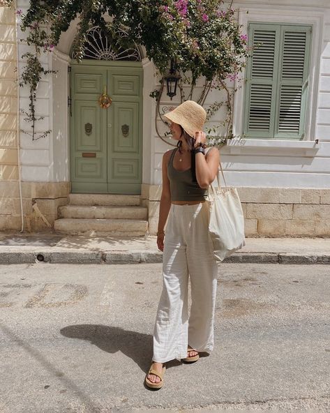 European Linen Outfit, Honeymoon Outfits Europe, Eastern European Summer Outfits, Good Fashion Sense Aesthetic, Summer Straw Hat Outfit, Travel Outfits For Europe Summer, Europe Summer Shoes, Summer Holidays Outfits, Europe Aesthetic Outfit Summer