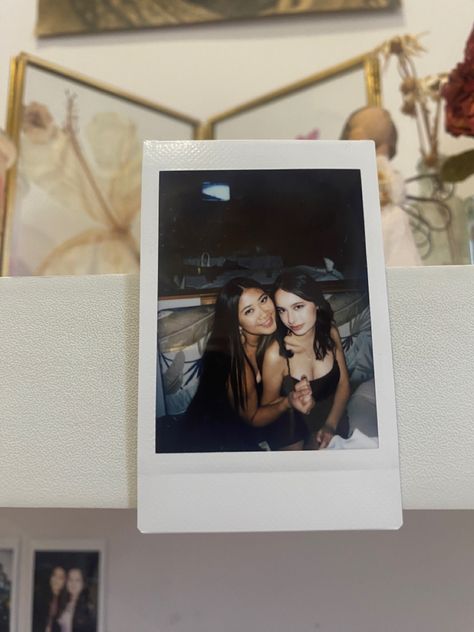 Polaroid Inspired Photos, Polaroid Aesthetic Friends, Best Friend Polaroid Pictures Aesthetic, Polaroid Pics Ideas, Polaroid Inspo Friends, Polaroid Inspo Pictures, Model Polaroids Poses, Cute Polaroid Pictures With Friends, Polaroid Friends Aesthetic