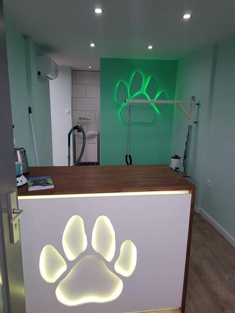 Grooming Salon Decor, Dog Grooming Salon Decor, Pet Grooming Shop, Dog Grooming Salon, Grooming Salons, Pet Store Design, Pet Daycare, Pet Store Ideas, Pet Grooming Business