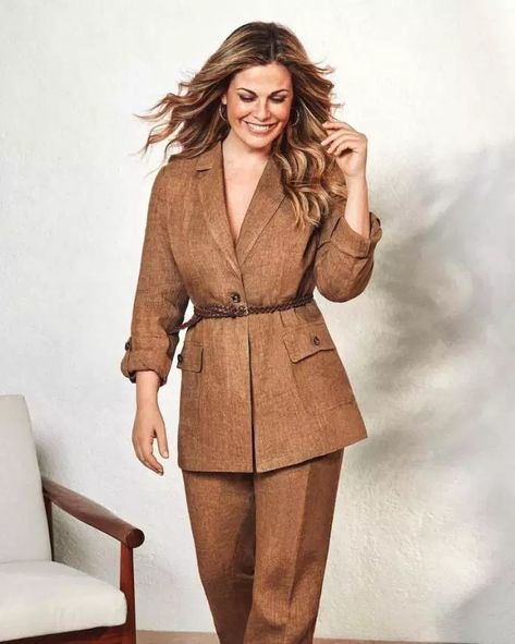 Copiare il look di Vanessa Incontrada: outfit semplici, femminili e boho chic Palette Autumn, Mix & Match, Fall Color Palette, Color Analysis, Sophia Loren, Best Actor, Primavera Estate, Fall Colors, Peplum Dress