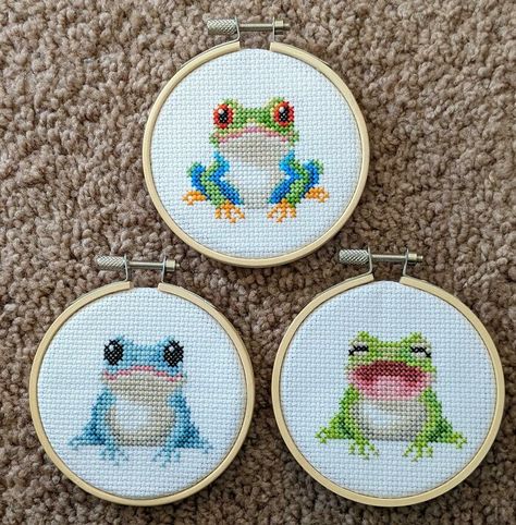 Bee Cross Stitch Pattern Free, Stitch Pokemon, Cross Stitch Disney, Frog Cross Stitch, Pokemon Cross Stitch, Pokemon Pattern, Embroidery Diy, Hama Bead, Stitch Guide