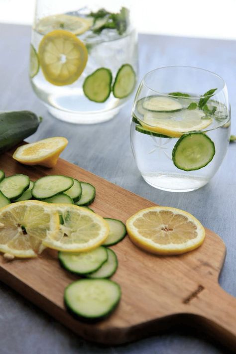 Jun 2, 2020 - Cucumber, lemon and mint infused water is a refreshing drink that will make you feel like you're having a relaxing spa day. Infused Water, Aesthetic Food Healthy, Spa Water Recipes, Mint Infused Water, Recipes Aesthetic, Cucumber Infused Water, Lemon And Mint, Flavored Water Recipes, Refreshing Drinks Recipes