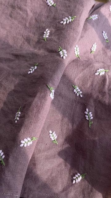 Simple Stitch Embroidery, Embroidered Linen Dress Hand Embroidery, Flowers With Embroidery, Embroidered Linen Fabric, Linen With Embroidery, Floral Neckline Embroidery, Cute Floral Embroidery, Embroidery On Cotton Fabric, Simple Embroidery On Kurtis