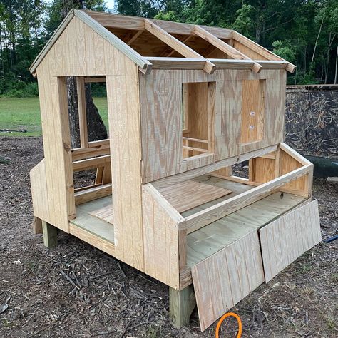 Coop Plans Free, Farmhouse Chicken Coop, Chicken Coop Designs Diy, Build A Farmhouse, Chicken Coop Plans Free, Cute Chicken Coops, Chicken Coop Garden, Small Chicken Coops, Easy Chicken Coop