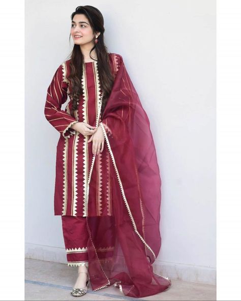 Zainab Faisal, Kurti Design Ideas, Formal Kurti, Dresses Design, Neck Designs For Suits, Kurti Design, Simple Pakistani Dresses, Dresses Amazon, Glam Dresses