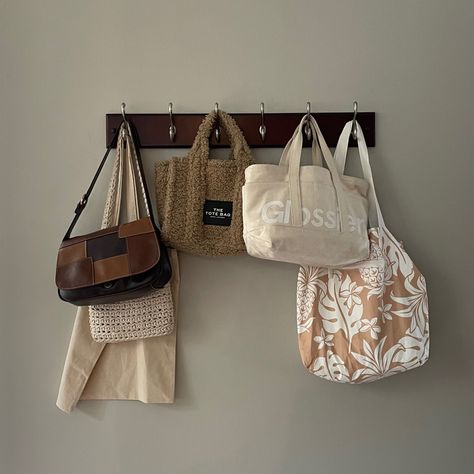 Bags Hanger Ideas, Hanging Bags On Wall Aesthetic, Hang Bags In Room, Bag Storage Aesthetic, Hanging Bag Storage, Bags Hanging On Wall Aesthetic, Purses Storage Ideas, Purses Hanging On Wall, Diy Bag Holder Storage