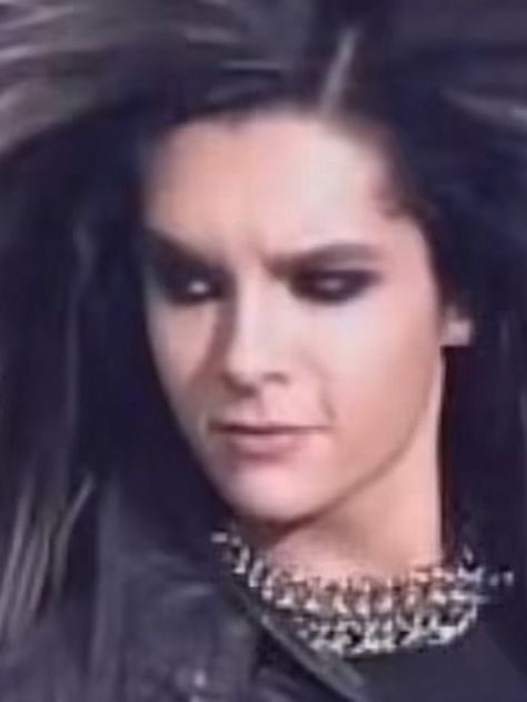 Bill Kaulitz Bad Photos, Bill Kaulitz Funny Photos, Bill Kaulitz Goofy, Bill Kaulitz Eyebrow Raise, Bill Kaulitz Funny Face, Funny Bill Kaulitz, Tokio Hotel Funny Photos, Bill Kaulitz Side Eye, Bill Kaulitz Funny Pics