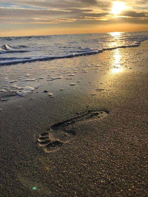 #footprint #beach #photography Beach Photography, Nature, Footprint In Sand, Beach Footprints, Beach Walks, Ocean Pictures, Sunrise Beach, Beach Walk, Art Class