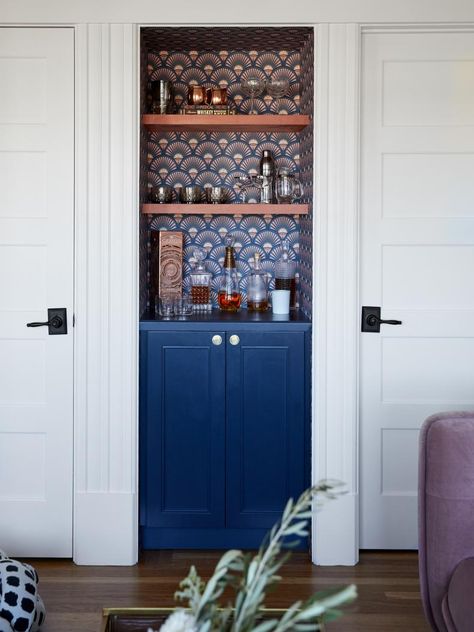 Contemporary Built-In Mini Bar Small Built In Bar, Closet Bar Ideas, Beautiful Bookcases, Small Home Bar Ideas, Dry Bar Ideas, Built In Wet Bar, Small Bars For Home, Bar Nook, Blue Cabinet